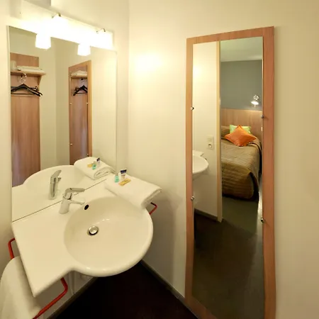 & Hotel 2*